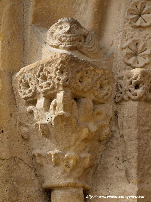 CAPITELES DE LA PORTADA